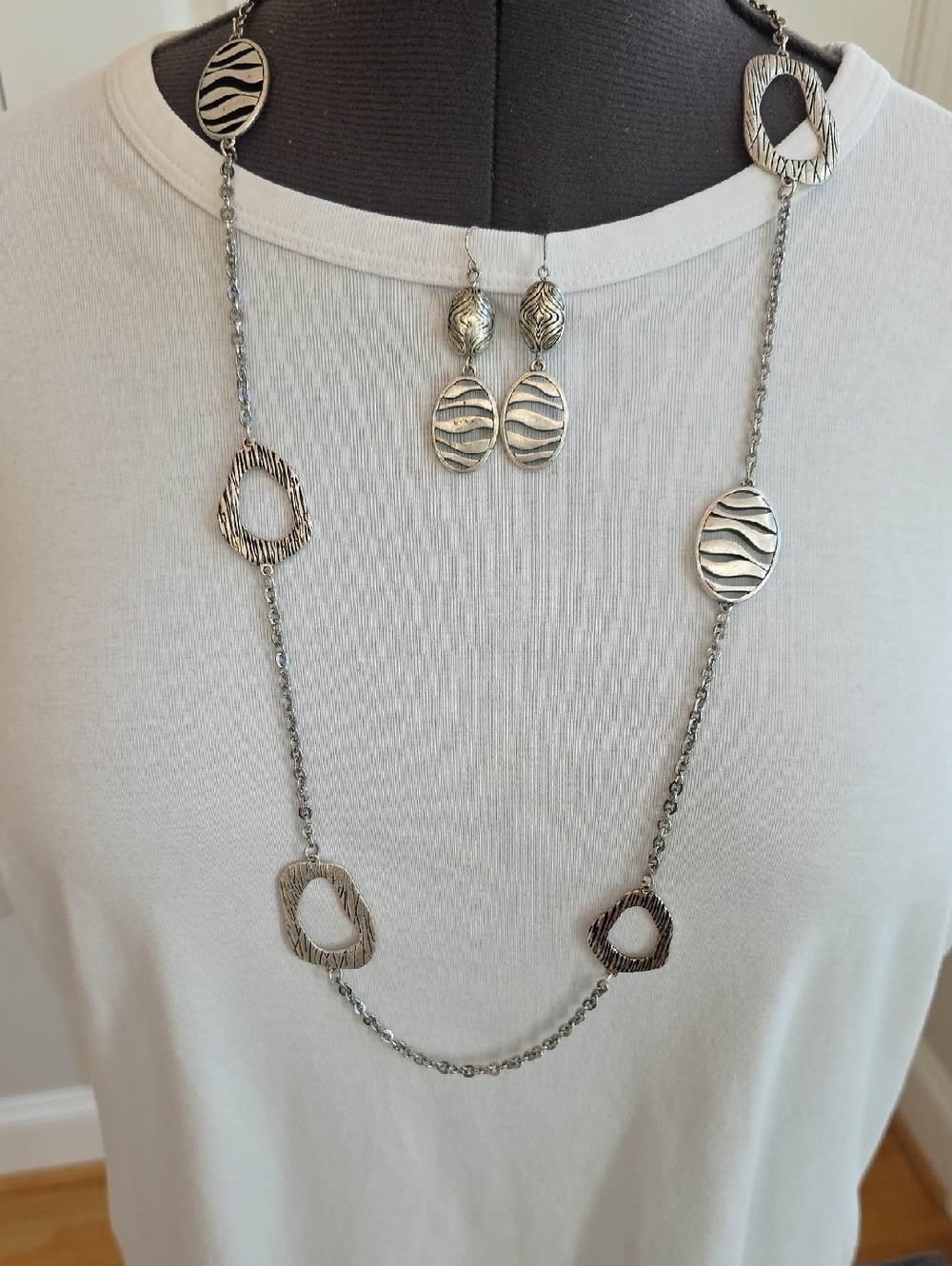 Premier Designs Zebra  Necklace and Earrings